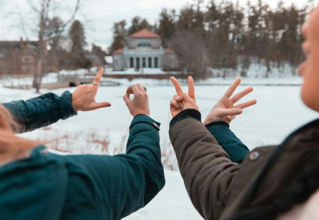 Dva Lide Ukazuji Gesto Lasky Rukama