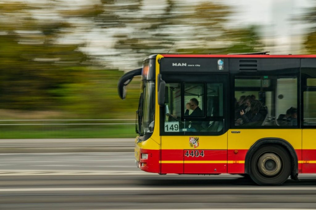 Autobus Zrychluje Na Silnici