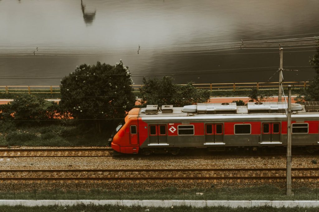 Tren Rojo Y Blanco En Las Vias Del Tren
