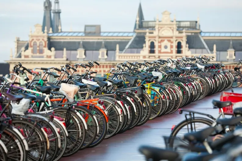 Una guía sobre el ciclismo en Holanda: De la infraestructura a la identidad