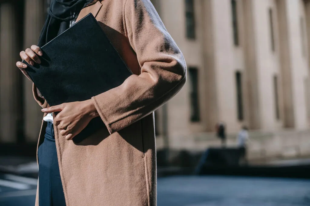 Mujer Con Abrigo Sosteniendo Un Portatil