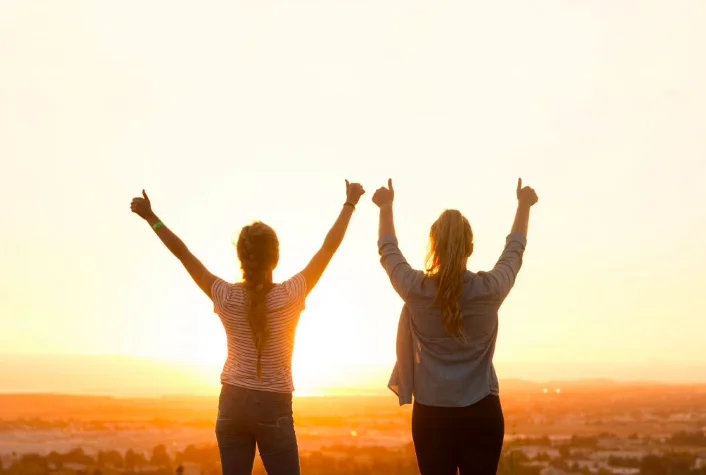 Dos Chicas Mirando La Puesta De Sol