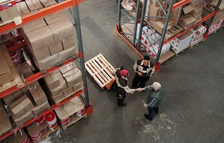 Trabajadores En Almacén Hablando