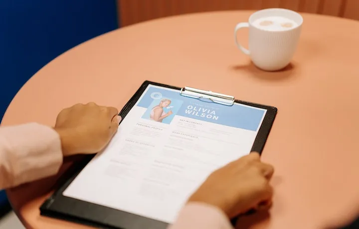 Cv En La Mesa Con Cafe