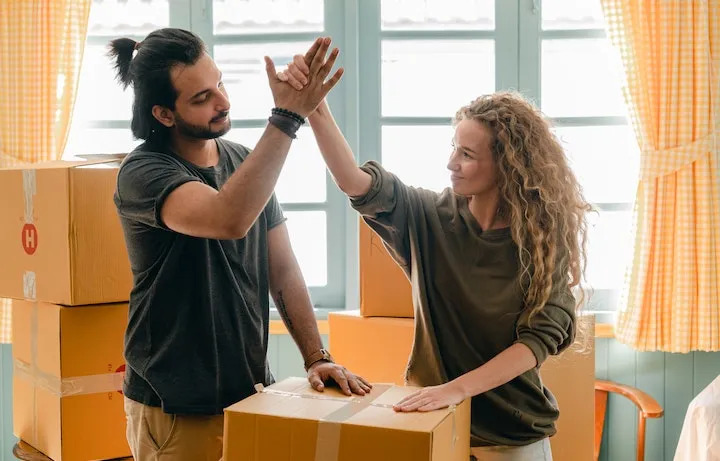Pareja Empacando Para Una Mudanza