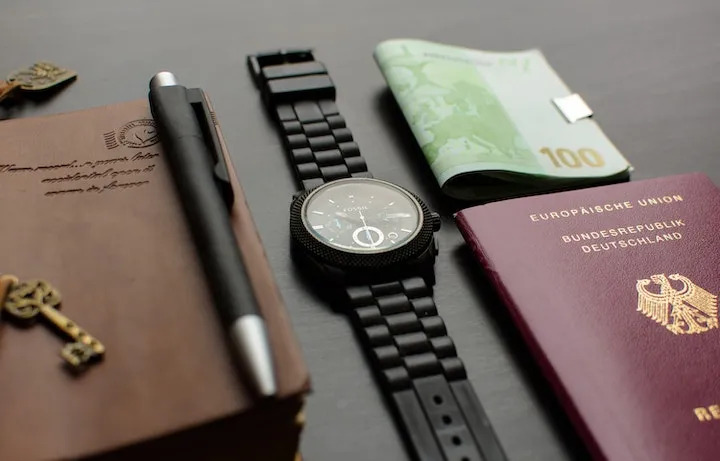 Reloj Dinero Y Pasaporte Sobre Una Mesa Negra