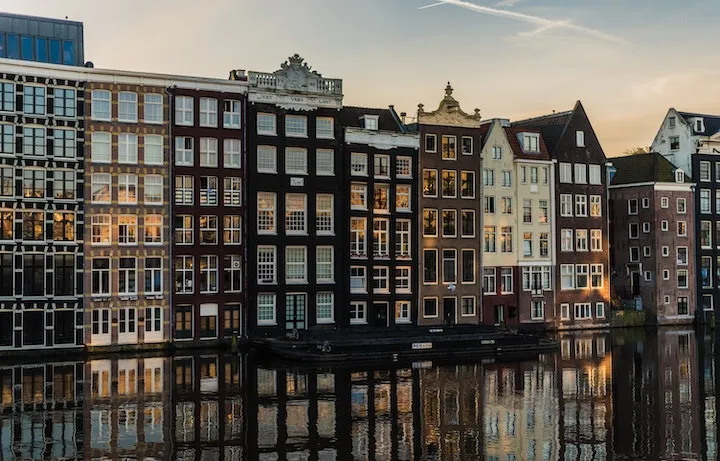 Mejores lugares para visitar en Ámsterdam: Explora la ciudad con menos de 100 €