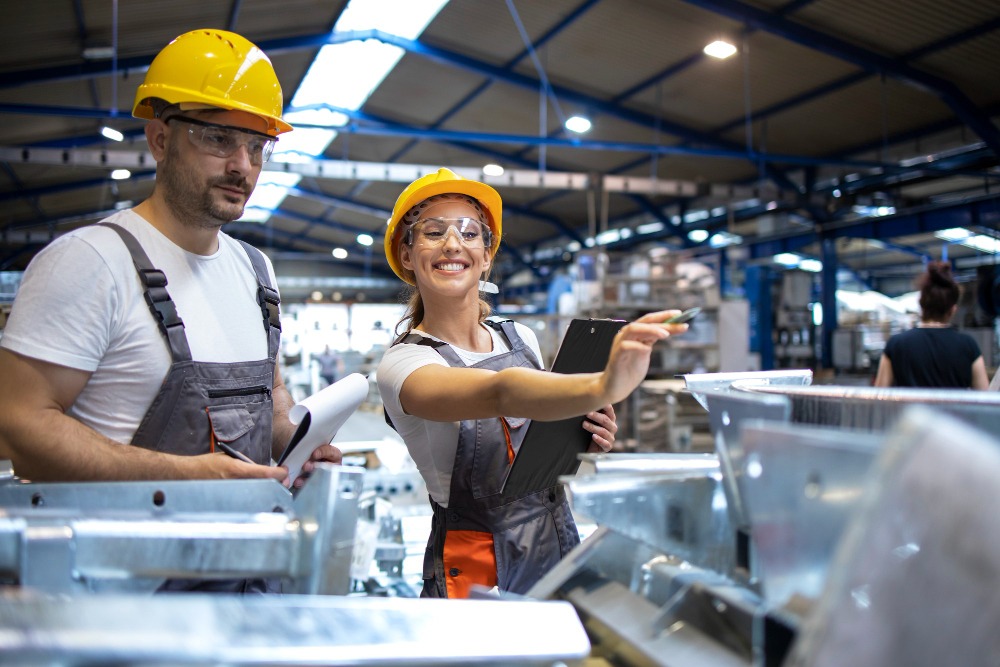 los-trabajadores-de-la-fábrica-analizan-la-producción