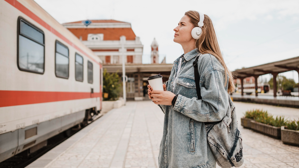 Chica En La Estacion De Tren Escuchando Musica