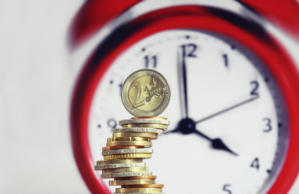 Reloj Despertador Y Monedas De Euro