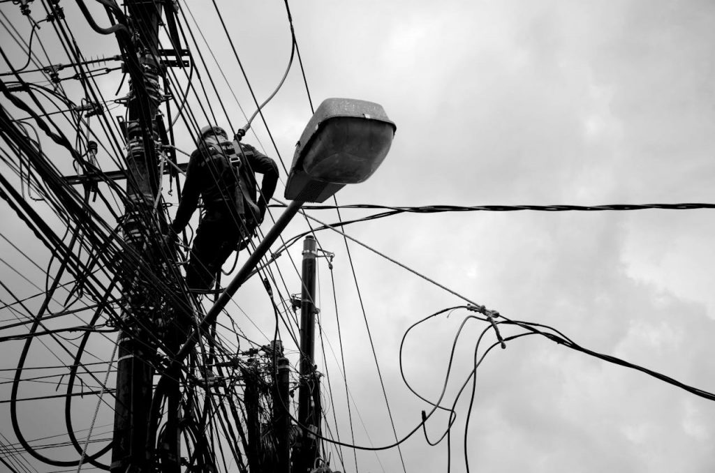 Electricista Trabajando En Un Poste De Servicio