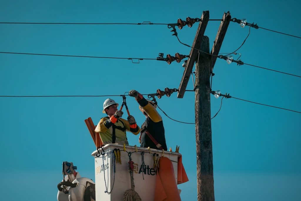 Electricistas Reparando Lineas Electricas