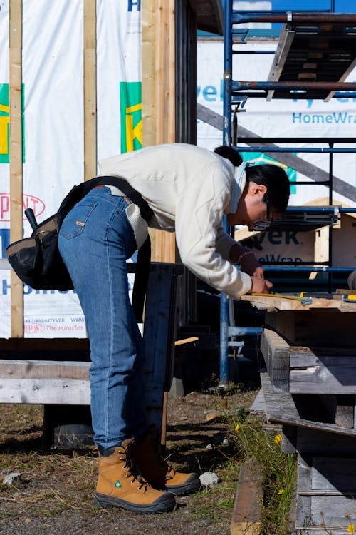 Trabajador Midiendo Sobre La Mesa