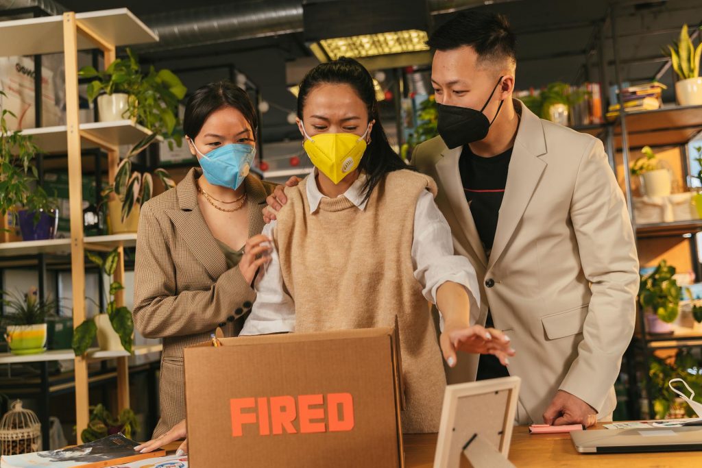 Hombre Con Abrigo Marron Sosteniendo Una Caja De Carton Marron