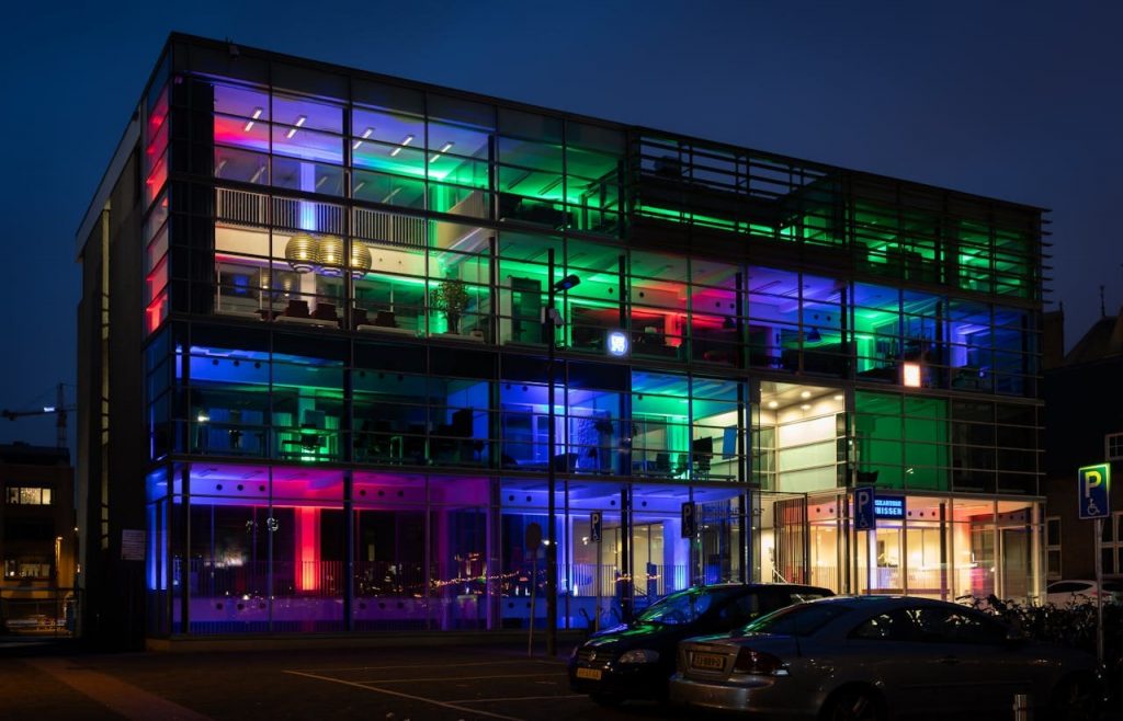 Edificio De Oficinas Iluminado De Noche