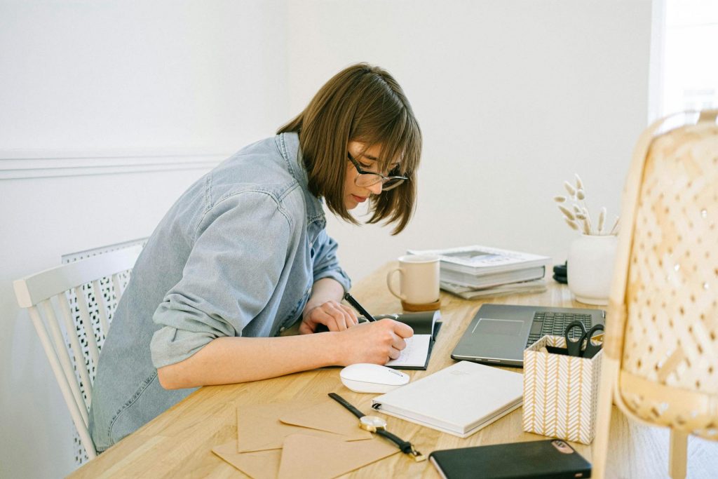 Mujer Escribiendo En Un Cuaderno