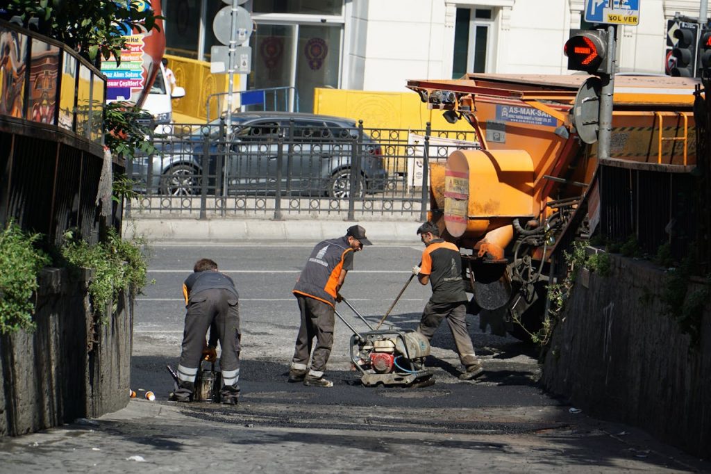 Trabajadores De Mantenimiento Vial En Una Calle De Estambul