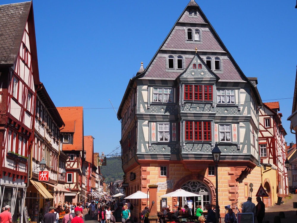 Anthropoi Pernoun Dipla Apo Ypaithria Agora