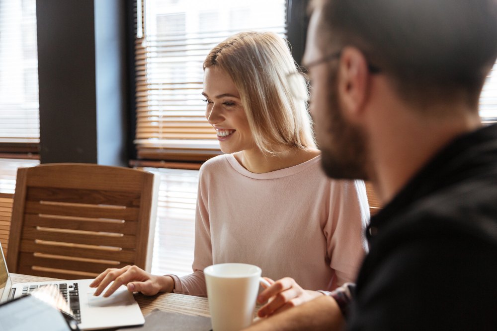 Sretni Kolege Sjede U Uredu U Zoni Za Suradnju