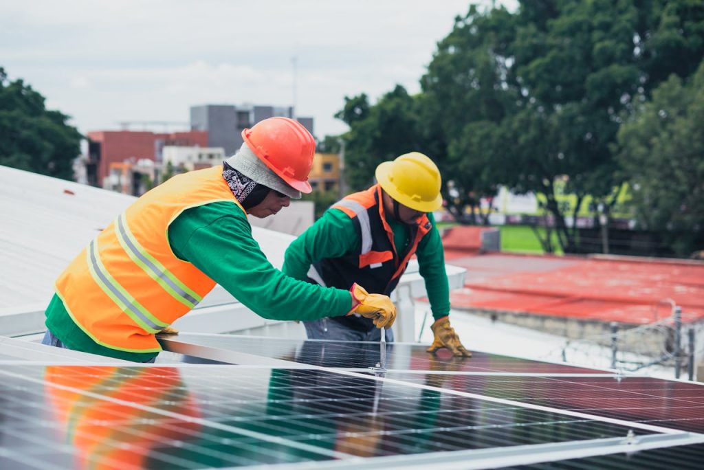 Napenergia Technikusok Napelemeket Szerelnek