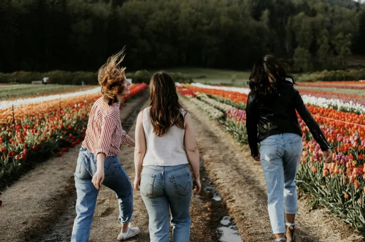 Tre Donne Corrono Nel Campo