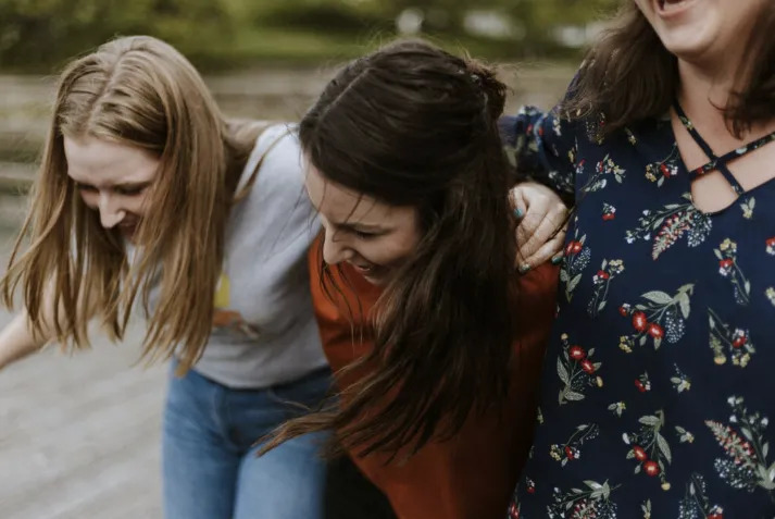 Tre Donne Si Abbracciano E Ridono