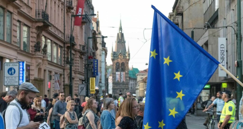 Bandiera UE Persone Per Strada