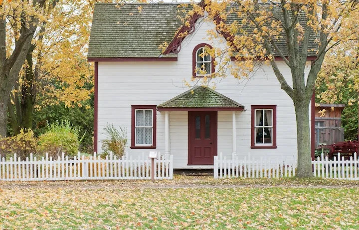 Casa Con Cortile E Alberi