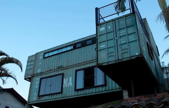 Edificio Con Cielo Grigio