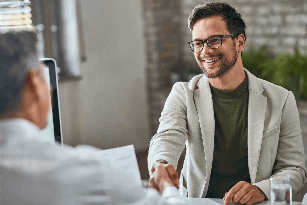 Le Persone Si Salutano E Ridono