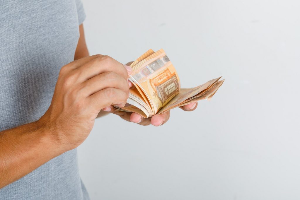 Giovane Uomo Con Maglietta Grigia Conta Banconote Euro
