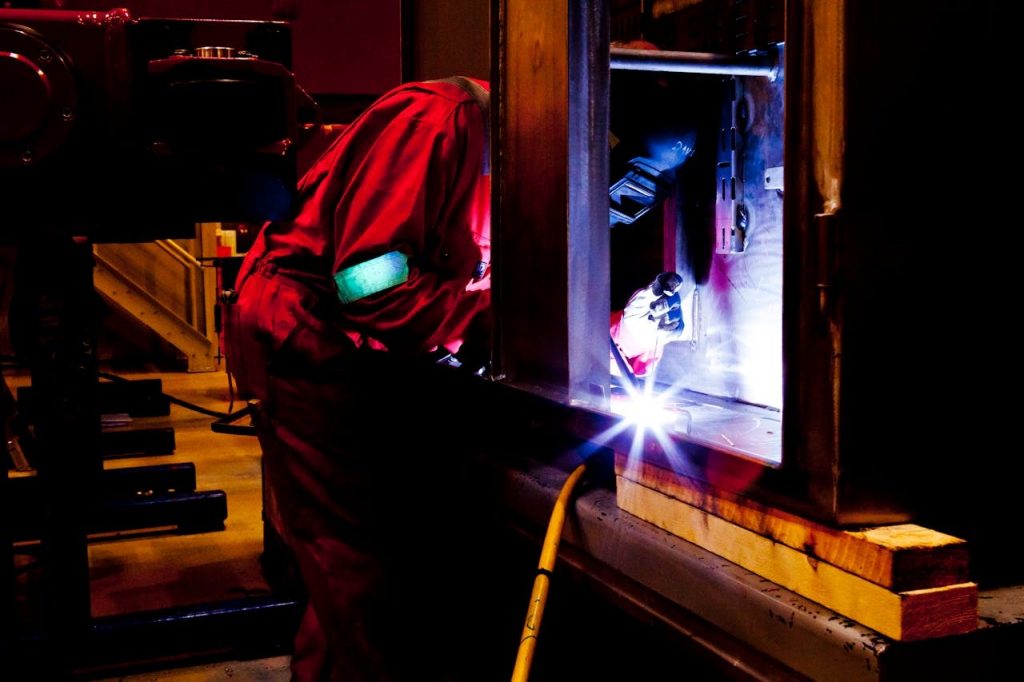 Uomo Salda Al Lavoro