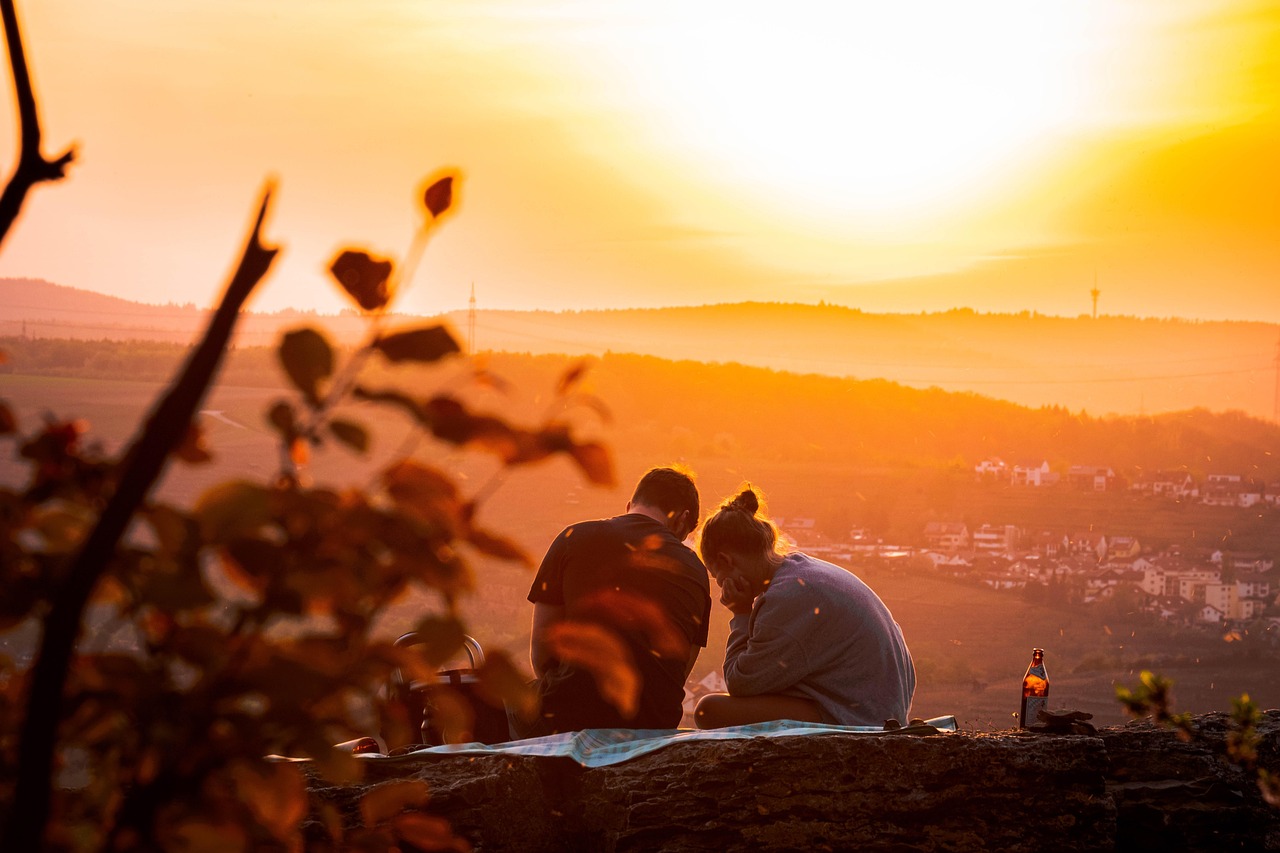 coppia-che-fa-un-picnic-al-tramonto