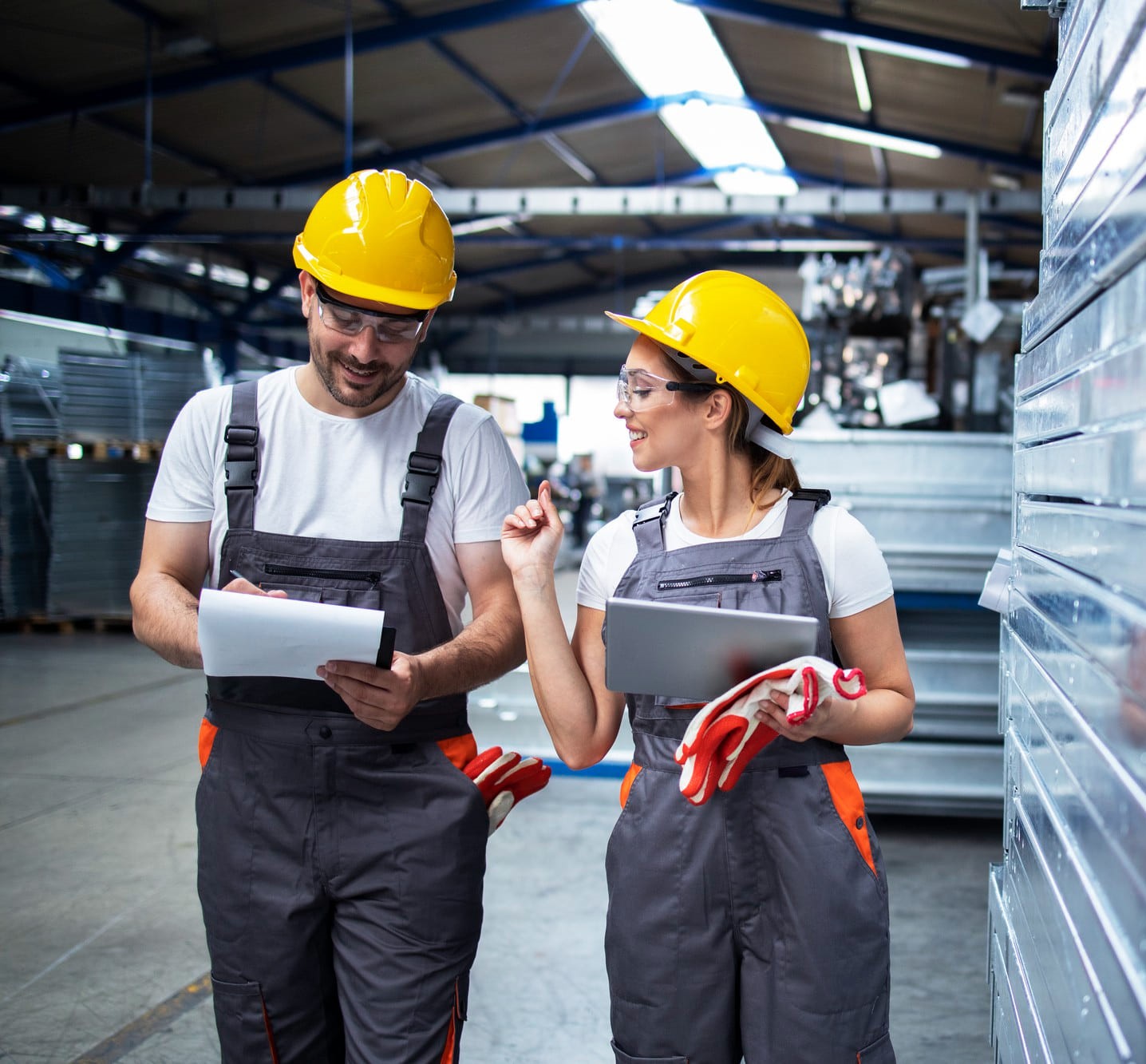 operai-di-fabbrica-che-lavorano-insieme