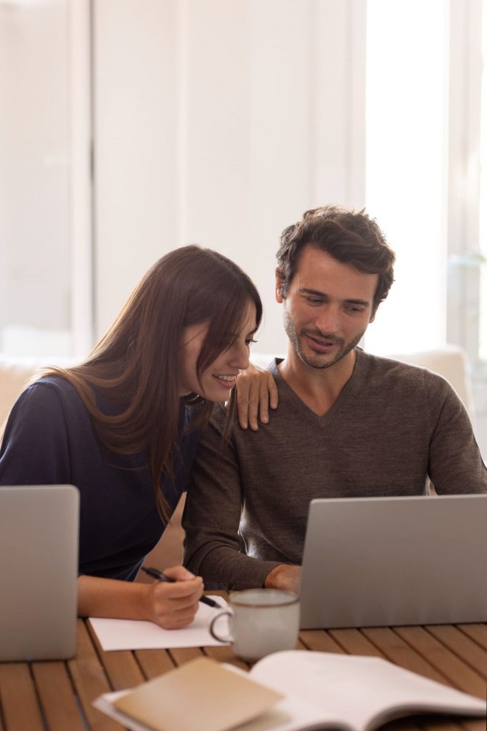 Persone Che Lavorano A Distanza Da Vicino