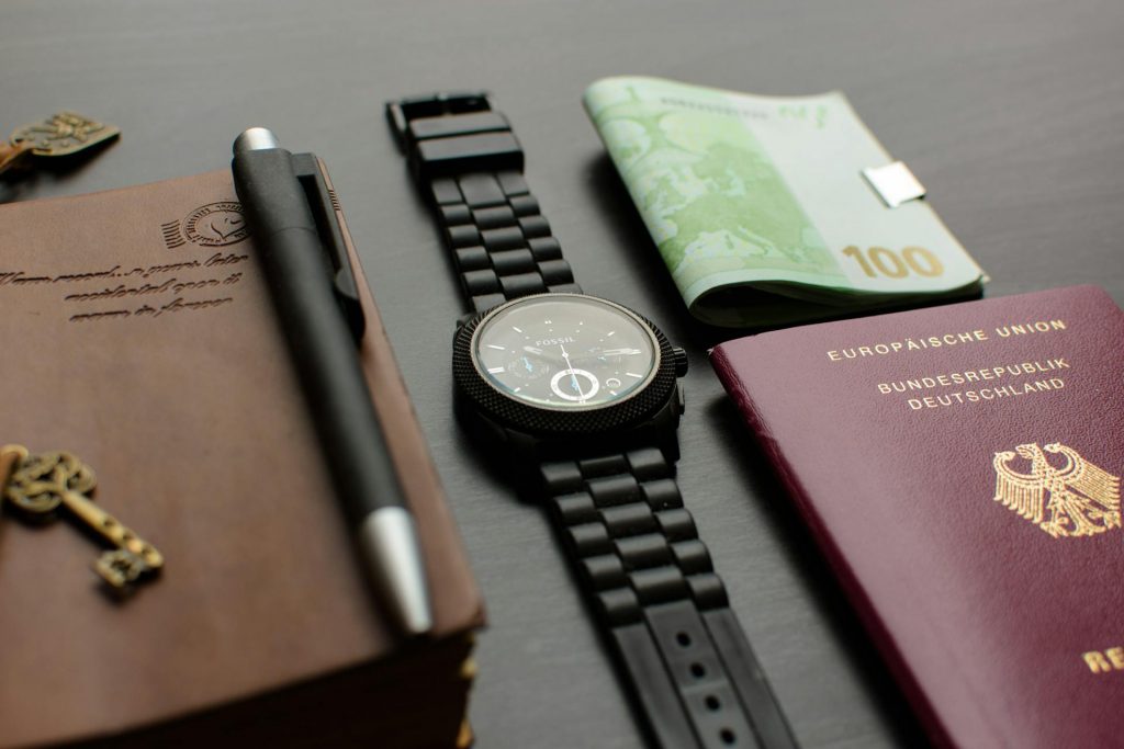 Orologio Nero Rotondo Sul Tavolo Cintura E Banconota Sul Tavolo