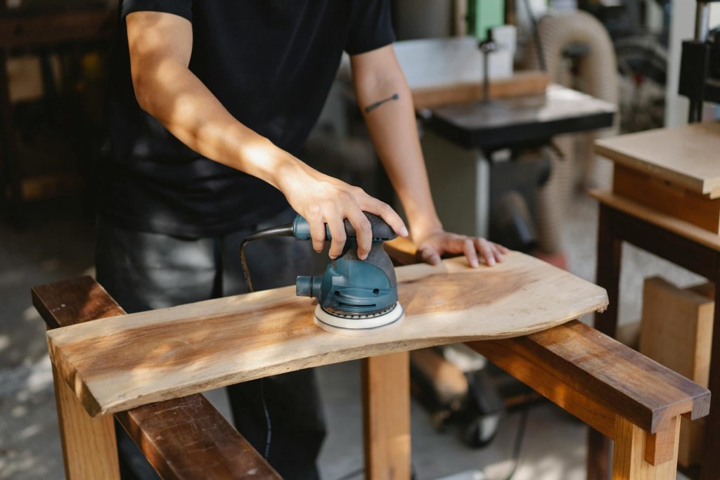 Artigiano Leviga Assi Di Legno Con Una Smerigliatrice