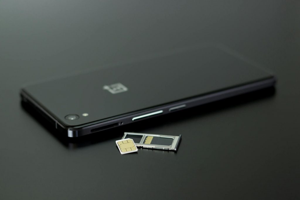 Smartphone Nero Su Un Tavolo Nero