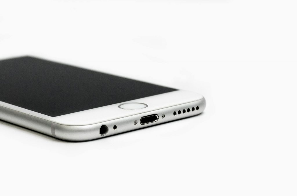 Telefono Cellulare In Primo Piano Su Sfondo Bianco