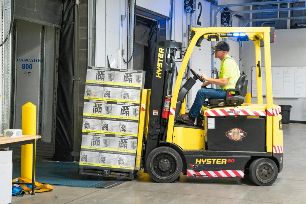 Uomo Alla Guida Di Un Veicolo Commerciale Giallo Con Volanti