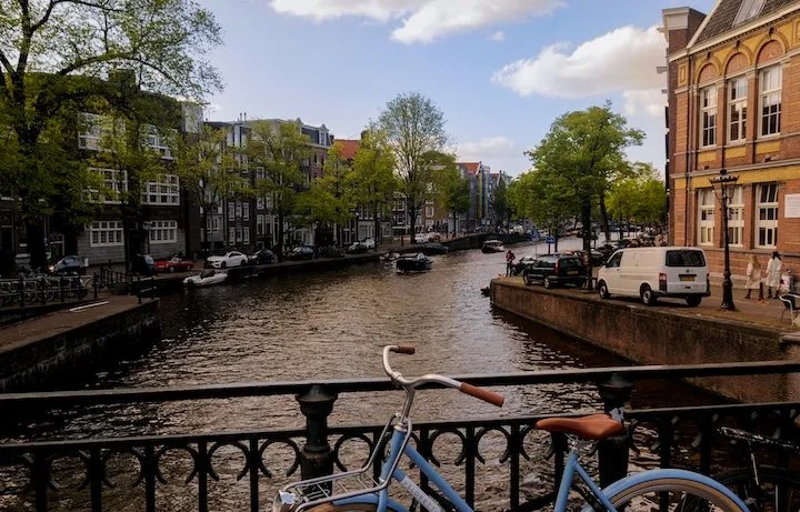 Tiltas Upe Ir Pastatai