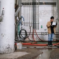 Gamybos darbininko atlyginimas Nyderlanduose: Kiek galėsite uždirbti 2025 m.?