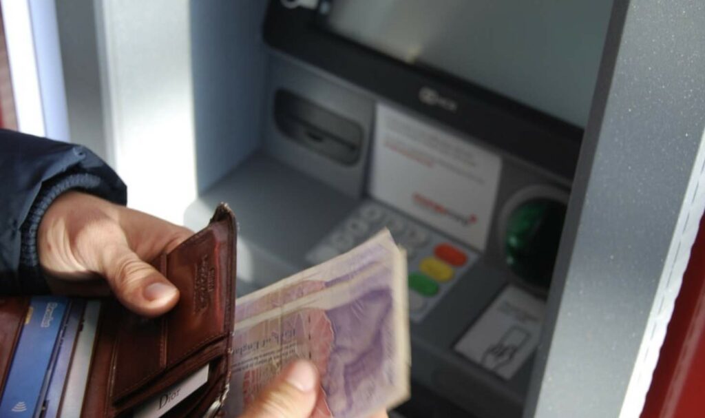 Persoană Care Numără Bani La ATM