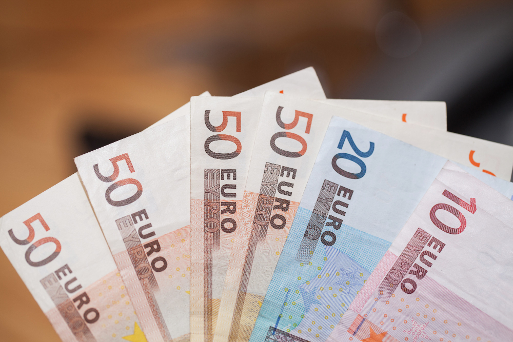 Stos Banknotow Euro Na Drewnianym Stole
