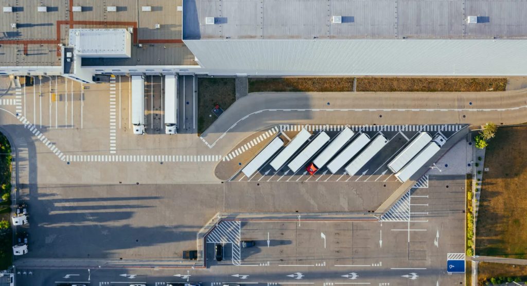 Vista Aerea De Um Parque De Estacionamento De Camioes