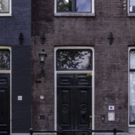 Como é organizado o alojamento e o transporte quando me mudo para o estrangeiro?