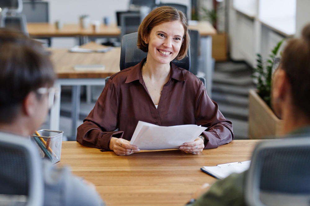 Candidato sorrindo em entrevista de emprego