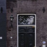 Cum se organizează cazarea și transportul atunci când mă mut în străinătate?