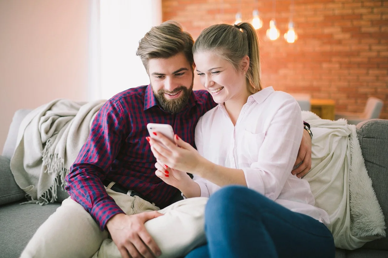 couple-looking-at-phone